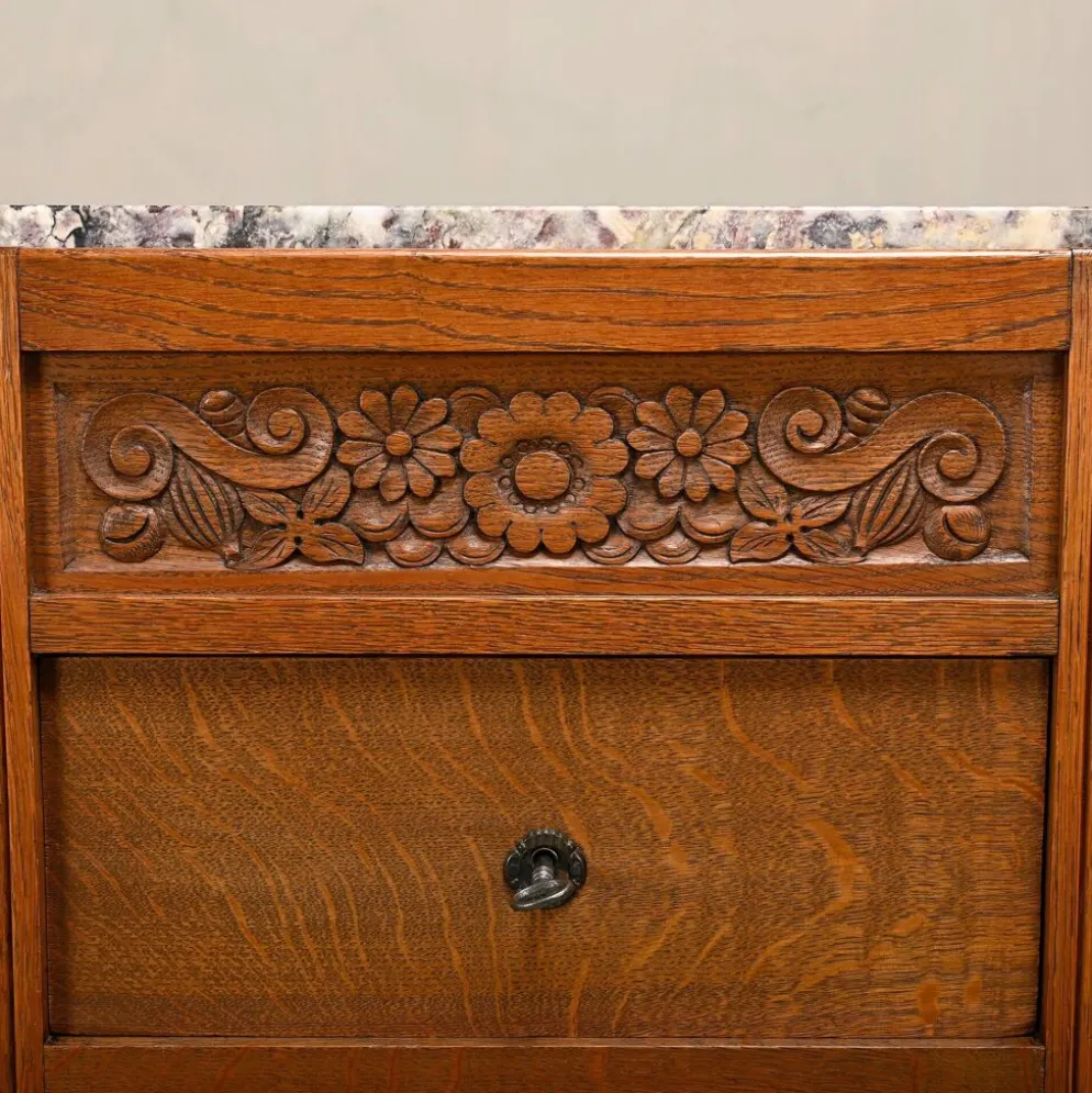 Paire de tables de nuit Art Nouveau / Art Déco en chêne et marbre, années 1930.