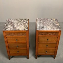 Paire de tables de nuit Art Nouveau / Art Déco en chêne et marbre, années 1930.