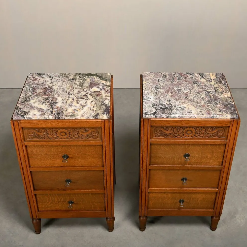 Paire de tables de nuit Art Nouveau / Art Déco en chêne et marbre, années 1930.
