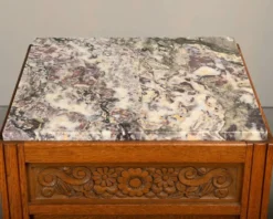 Paire de tables de nuit Art Nouveau / Art Déco en chêne et marbre, années 1930.