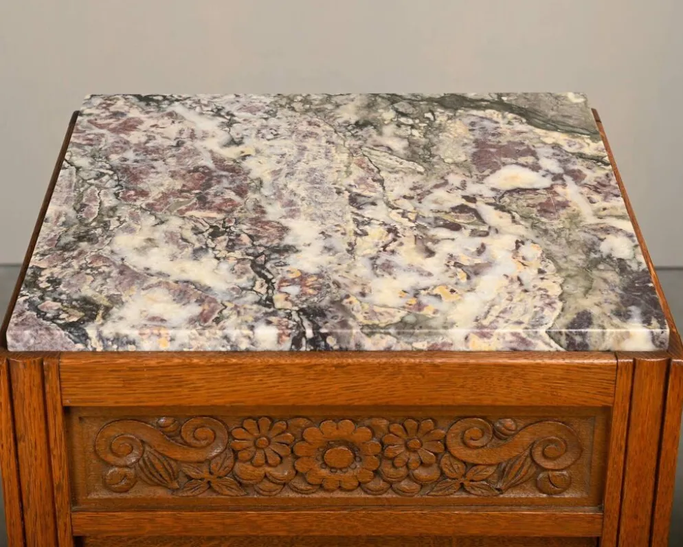 Paire de tables de nuit Art Nouveau / Art Déco en chêne et marbre, années 1930.