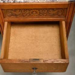 Paire de tables de nuit Art Nouveau / Art Déco en chêne et marbre, années 1930.