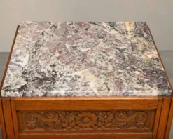 Paire de tables de nuit Art Nouveau / Art Déco en chêne et marbre, années 1930.