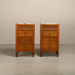Paire de tables de nuit Art Nouveau / Art Déco en chêne et marbre, années 1930.