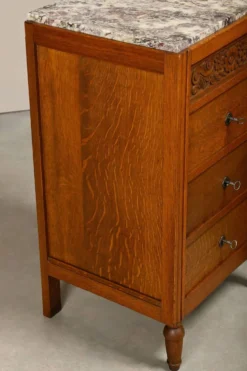 Paire de tables de nuit Art Nouveau / Art Déco en chêne et marbre, années 1930.