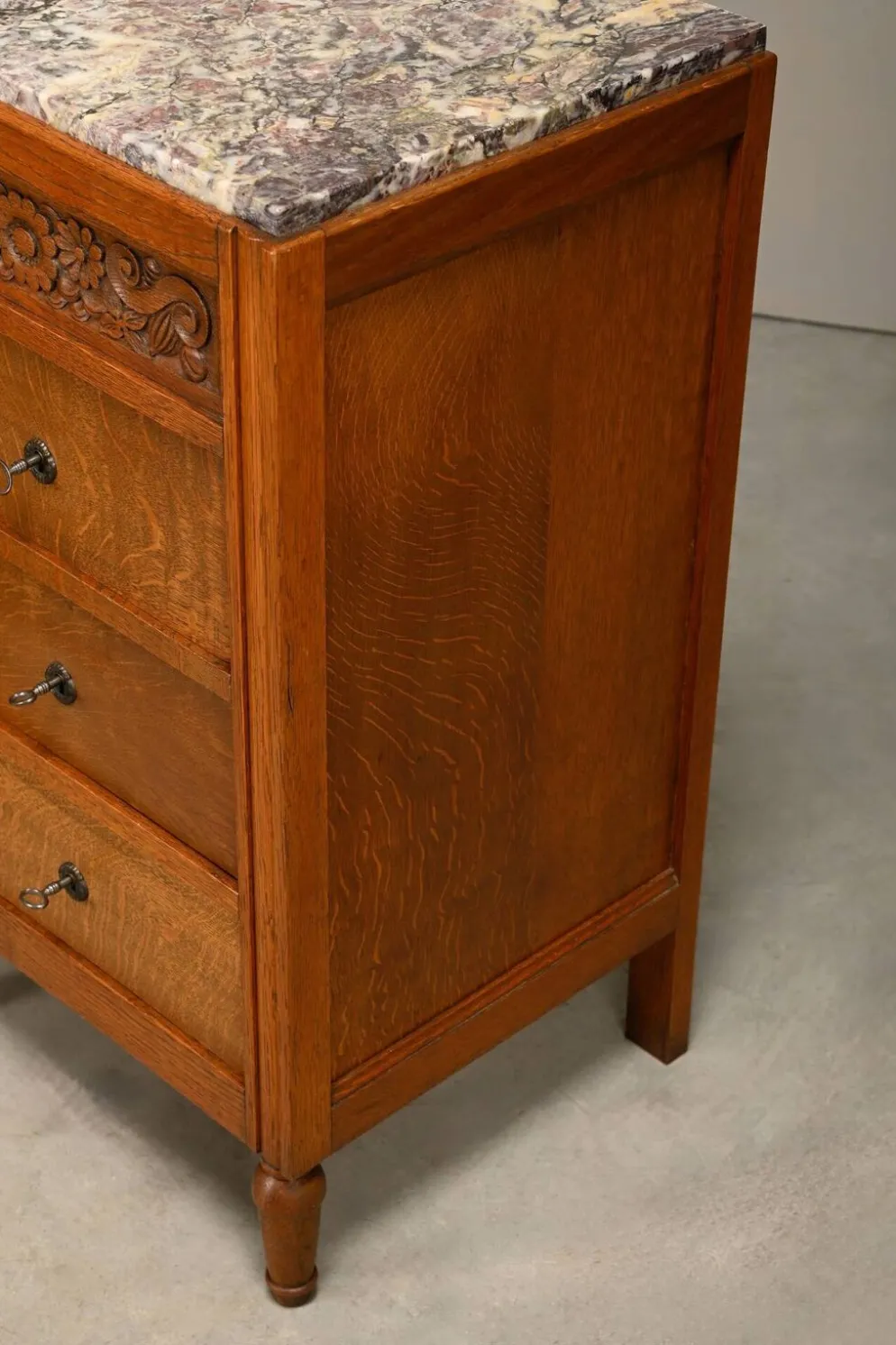 Paire de tables de nuit Art Nouveau / Art Déco en chêne et marbre, années 1930.