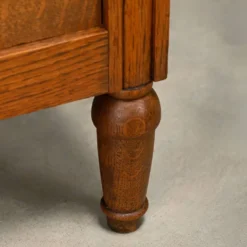 Paire de tables de nuit Art Nouveau / Art Déco en chêne et marbre, années 1930.