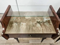 Paire de tables de nuit en acajou des années 1960 avec doubles plateaux en verre.