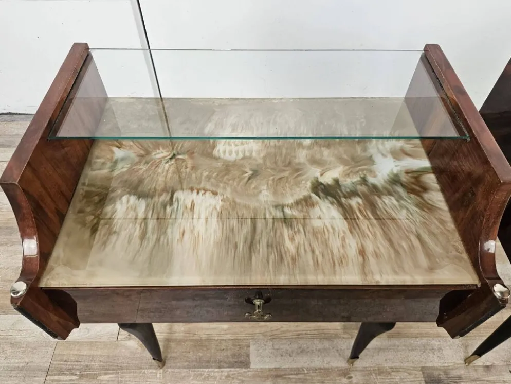 Paire de tables de nuit en acajou des années 1960 avec doubles plateaux en verre.