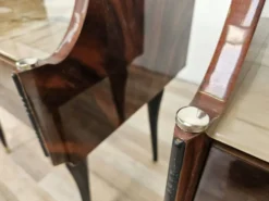 Paire de tables de nuit en acajou des années 1960 avec doubles plateaux en verre.