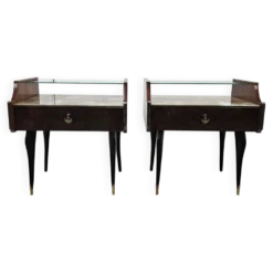 Paire de tables de nuit en acajou des années 1960 avec doubles plateaux en verre.