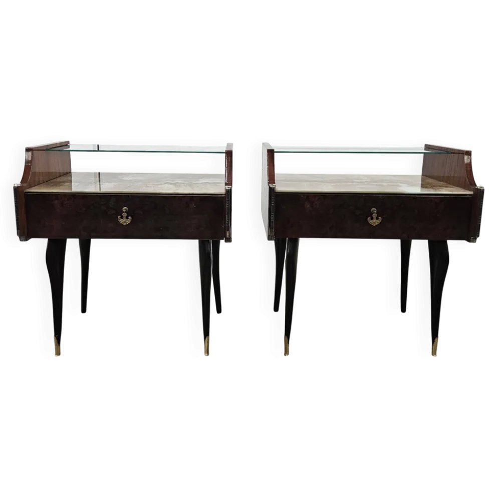 Paire de tables de nuit en acajou des années 1960 avec doubles plateaux en verre.