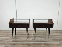 Paire de tables de nuit en acajou des années 1960 avec doubles plateaux en verre.
