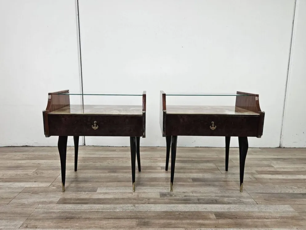 Paire de tables de nuit en acajou des années 1960 avec doubles plateaux en verre.