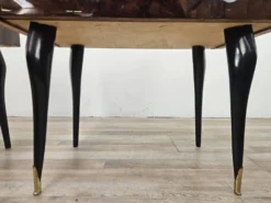 Paire de tables de nuit en acajou des années 1960 avec doubles plateaux en verre.