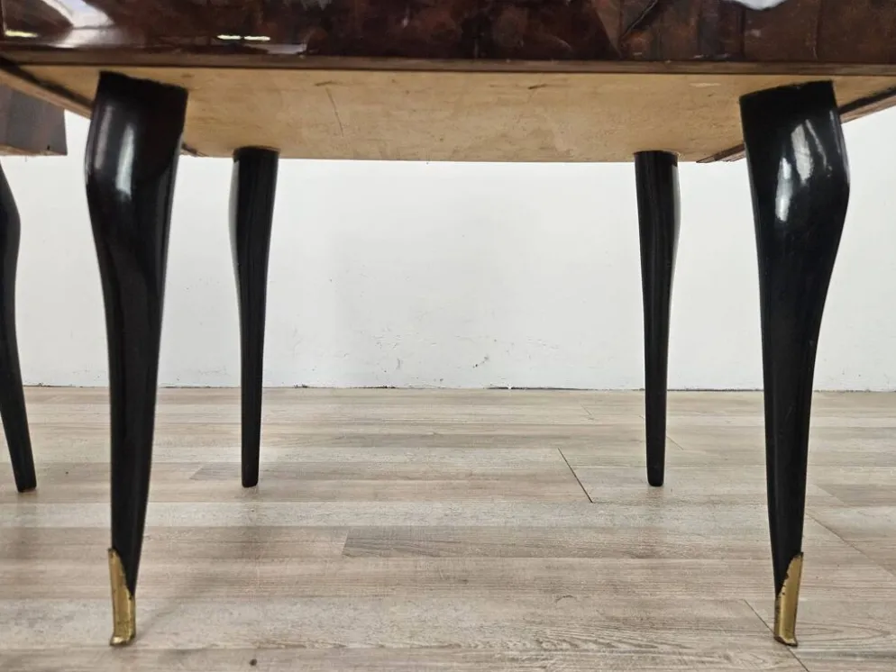 Paire de tables de nuit en acajou des années 1960 avec doubles plateaux en verre.