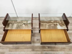 Paire de tables de nuit en acajou des années 1960 avec doubles plateaux en verre.