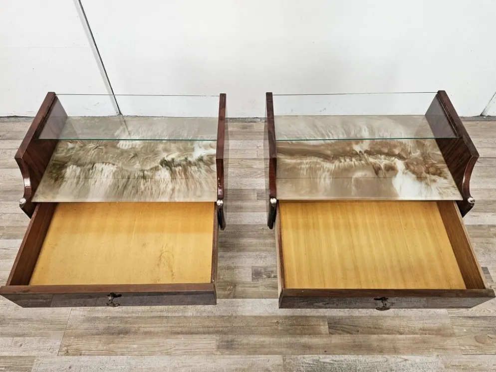 Paire de tables de nuit en acajou des années 1960 avec doubles plateaux en verre.