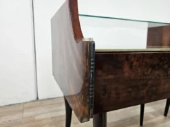 Paire de tables de nuit en acajou des années 1960 avec doubles plateaux en verre.