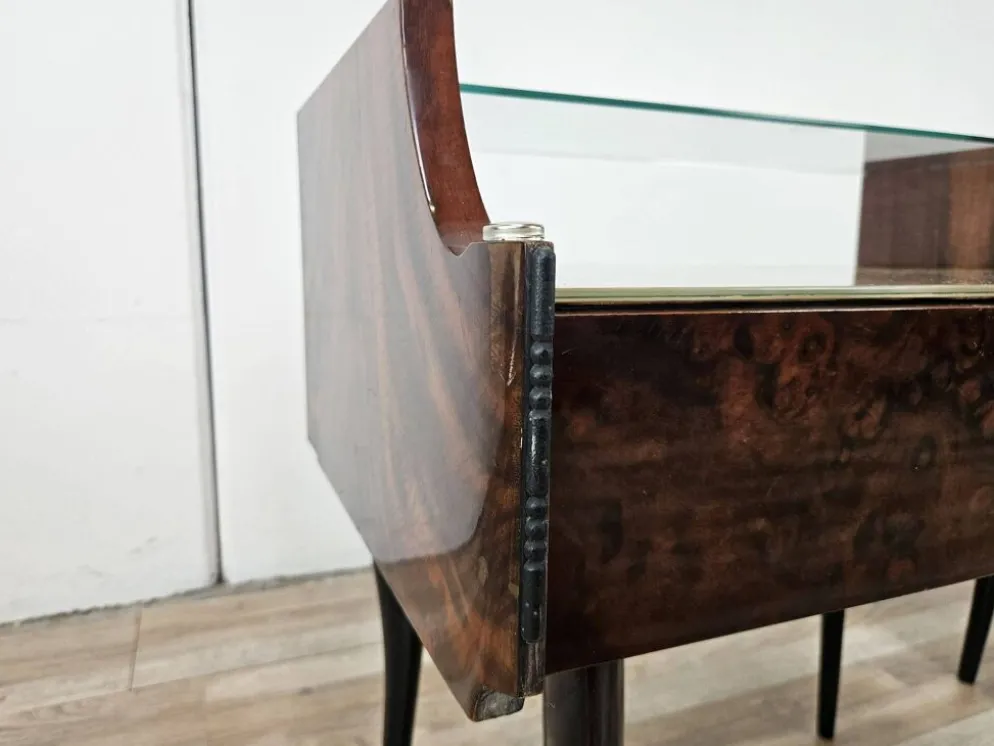 Paire de tables de nuit en acajou des années 1960 avec doubles plateaux en verre.