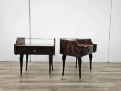 Paire de tables de nuit en acajou des années 1960 avec doubles plateaux en verre.