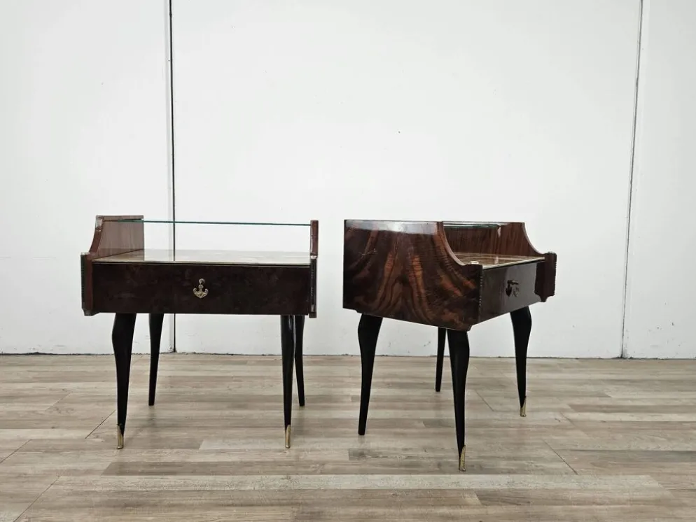 Paire de tables de nuit en acajou des années 1960 avec doubles plateaux en verre.