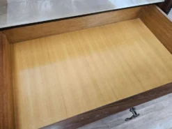 Paire de tables de nuit en acajou des années 1960 avec doubles plateaux en verre.