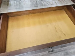 Paire de tables de nuit en acajou des années 1960 avec doubles plateaux en verre.