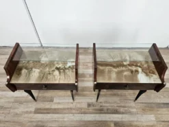 Paire de tables de nuit en acajou des années 1960 avec doubles plateaux en verre.