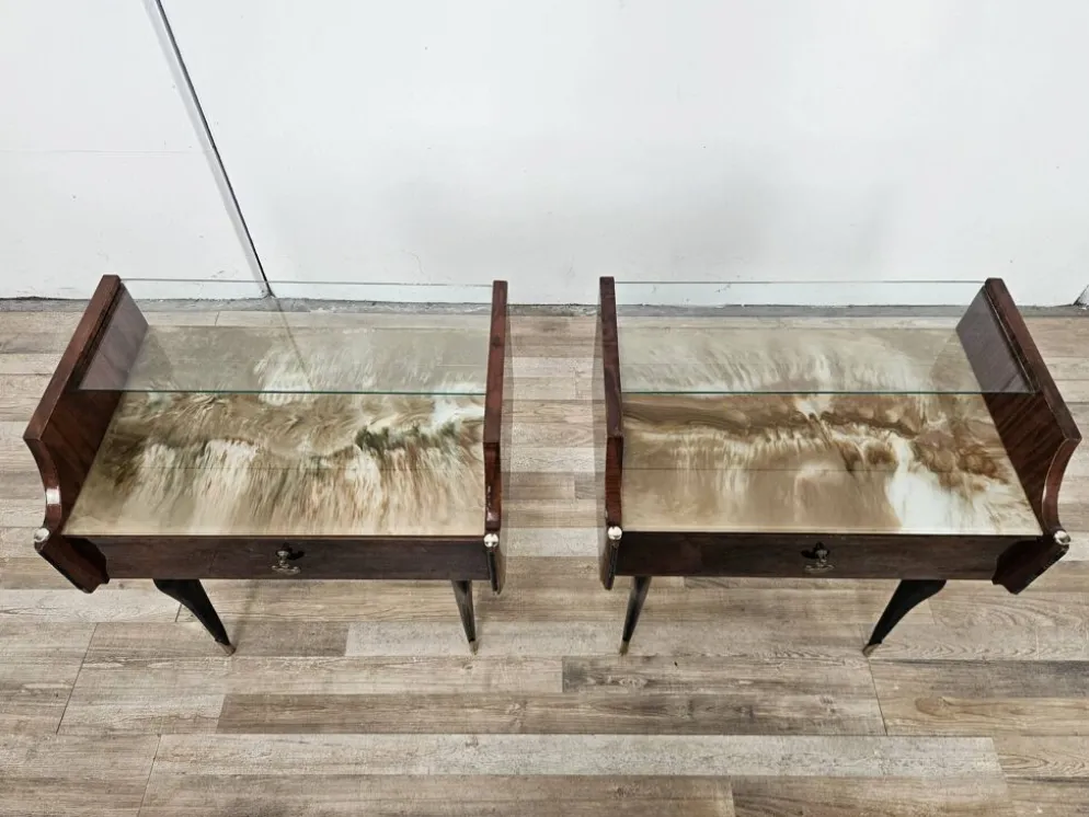 Paire de tables de nuit en acajou des années 1960 avec doubles plateaux en verre.