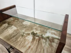 Paire de tables de nuit en acajou des années 1960 avec doubles plateaux en verre.