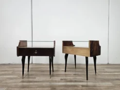 Paire de tables de nuit en acajou des années 1960 avec doubles plateaux en verre.
