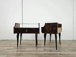 Paire de tables de nuit en acajou des années 1960 avec doubles plateaux en verre.