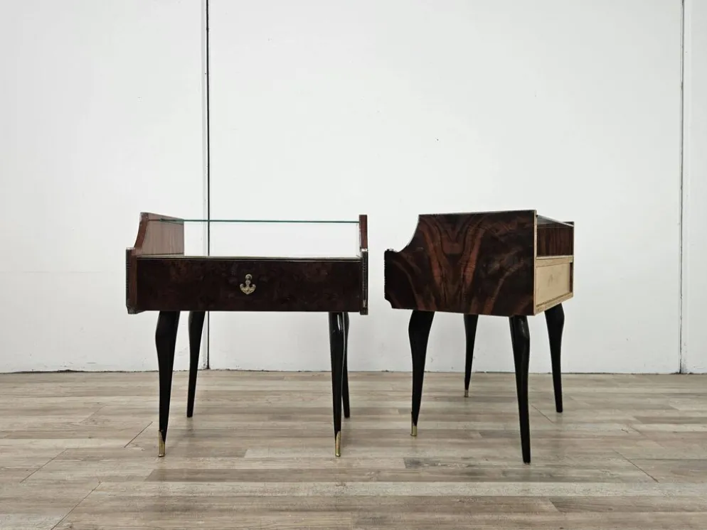 Paire de tables de nuit en acajou des années 1960 avec doubles plateaux en verre.
