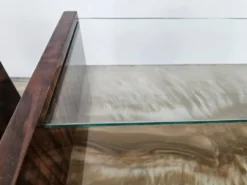 Paire de tables de nuit en acajou des années 1960 avec doubles plateaux en verre.