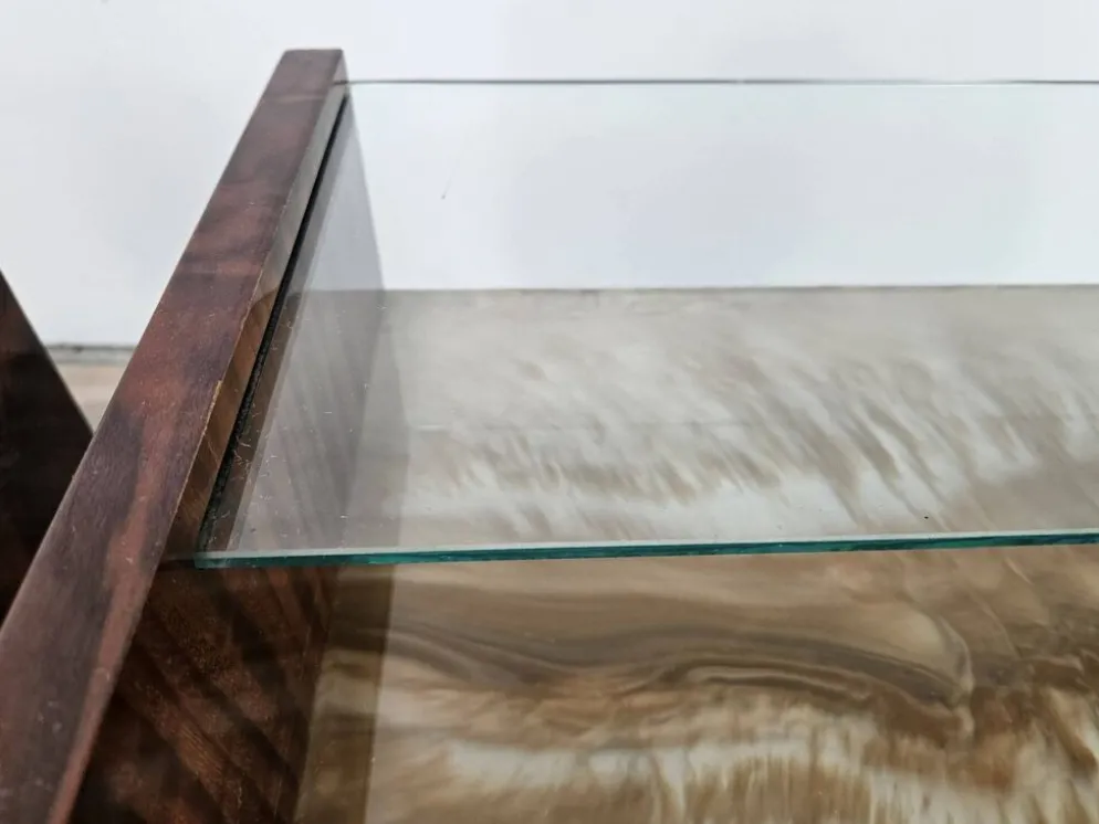 Paire de tables de nuit en acajou des années 1960 avec doubles plateaux en verre.