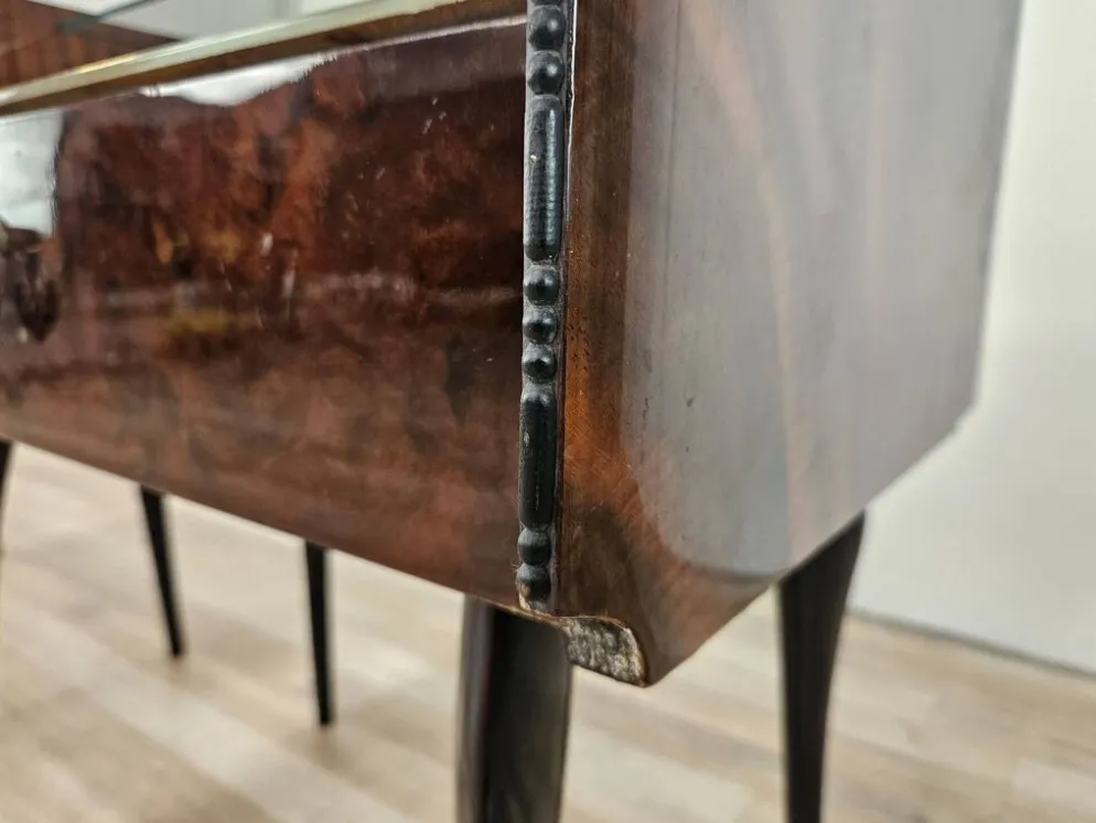 Paire de tables de nuit en acajou des années 1960 avec doubles plateaux en verre.