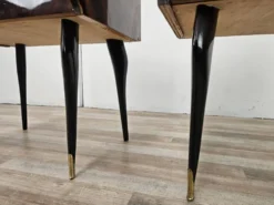 Paire de tables de nuit en acajou des années 1960 avec doubles plateaux en verre.