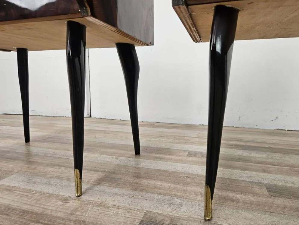 Paire de tables de nuit en acajou des années 1960 avec doubles plateaux en verre.
