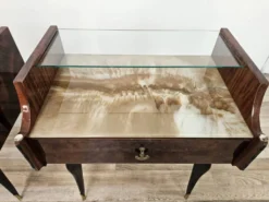 Paire de tables de nuit en acajou des années 1960 avec doubles plateaux en verre.