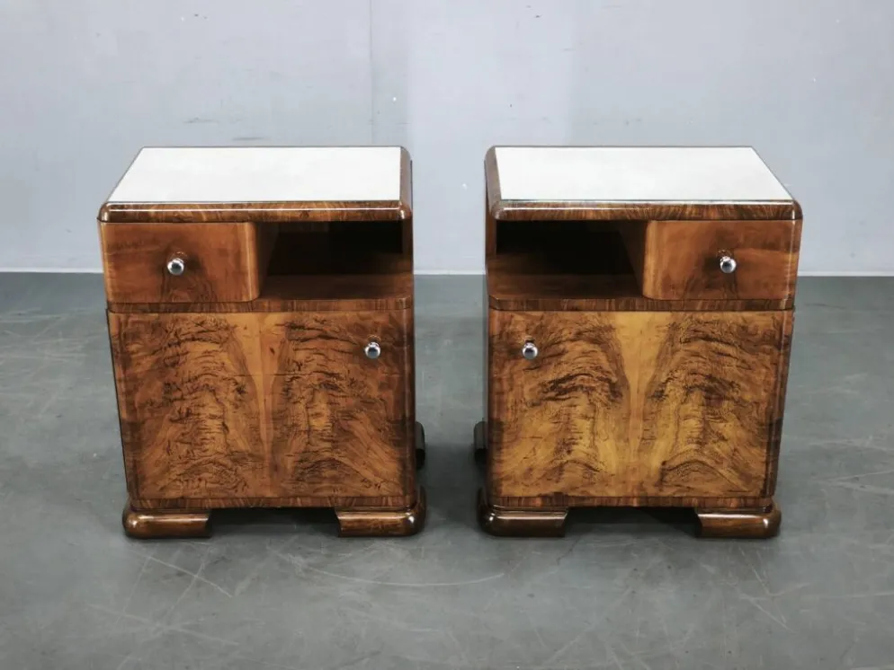 Paire de tables de nuit en noyer Art Déco, Tchécoslovaquie, années 1930
