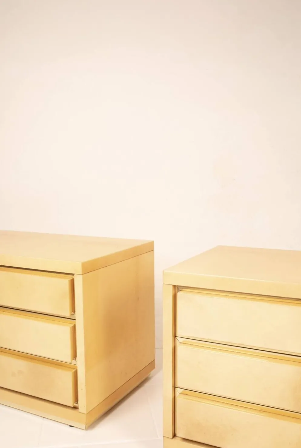 Paire de tables de nuit vintage en parchemin par Aldo Tura, années 1960.