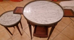 Paire de tables gigognes anciennes marbre et laiton – style Louis XVI