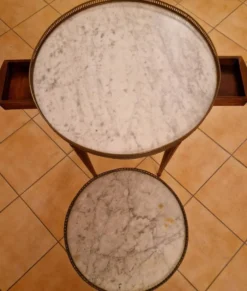 Paire de tables gigognes anciennes marbre et laiton – style Louis XVI