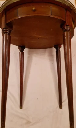 Paire de tables gigognes anciennes marbre et laiton – style Louis XVI