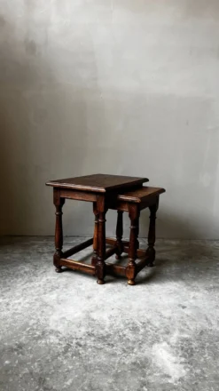 Paire de tables gigognes anciennes en bois tourné