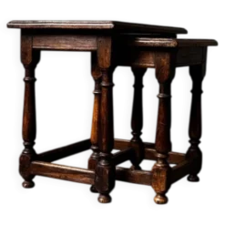 Paire de tables gigognes anciennes en bois tourné