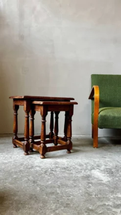 Paire de tables gigognes anciennes en bois tourné