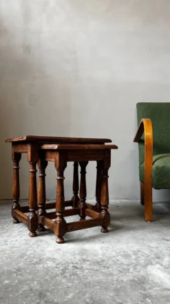 Paire de tables gigognes anciennes en bois tourné