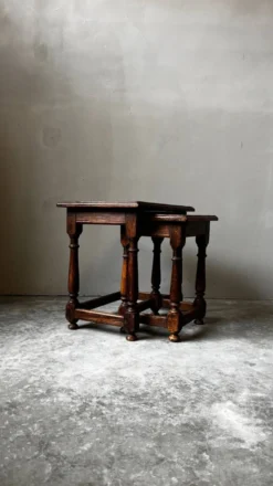 Paire de tables gigognes anciennes en bois tourné